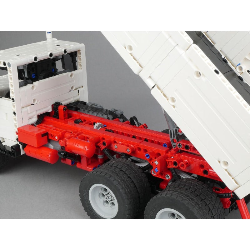 NZG Modell 1/60 Scale Diecast 168 - Magirus Deutz M 2000 Bus - White/Red NZG Modell 1/60 Scale Diecast 168 - Magirus Deutz M 2000 Bus - White/Red
